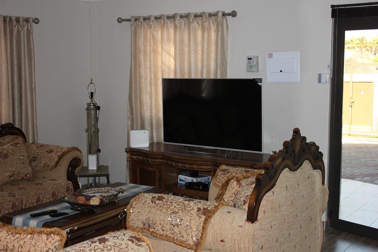 Coco Palm Bed&Breakfast Windhoek Esterno foto