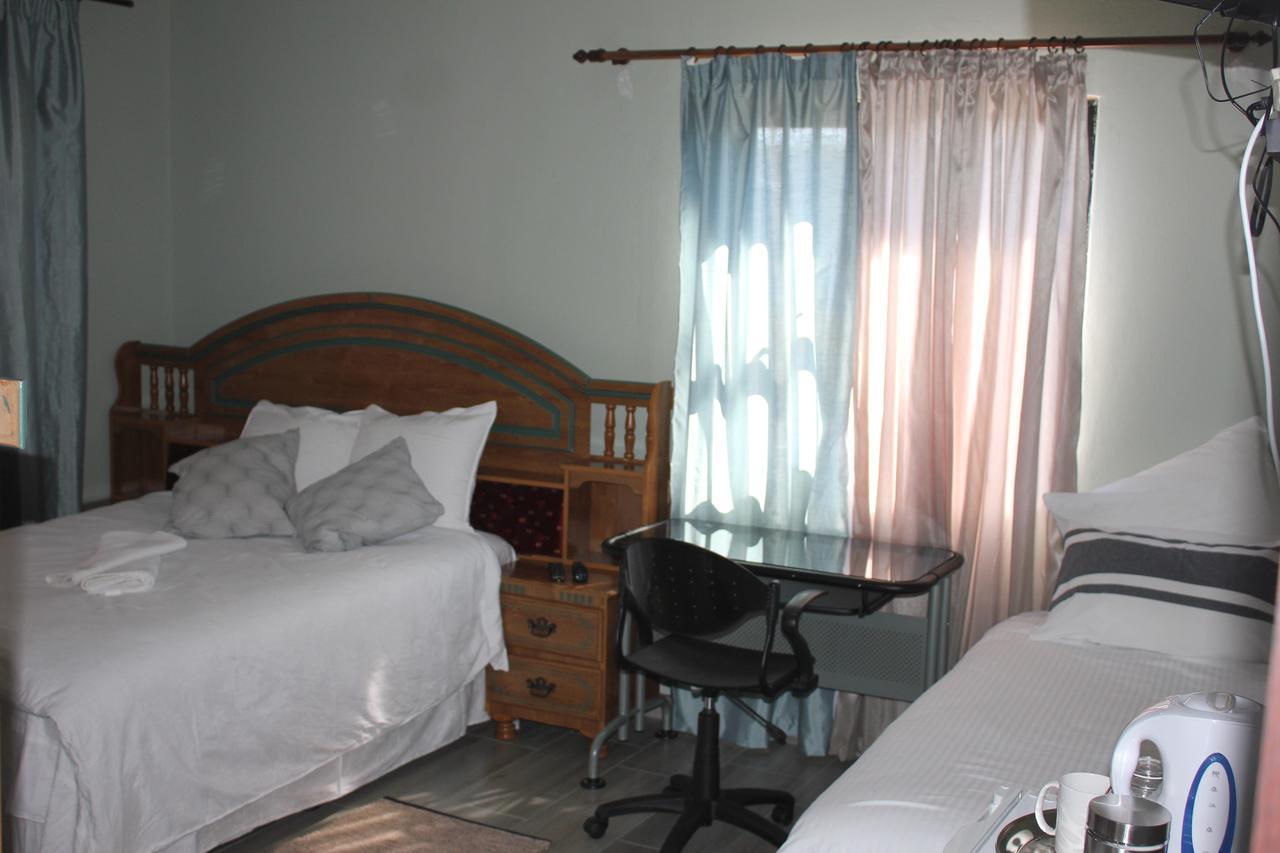 Coco Palm Bed&Breakfast Windhoek Esterno foto